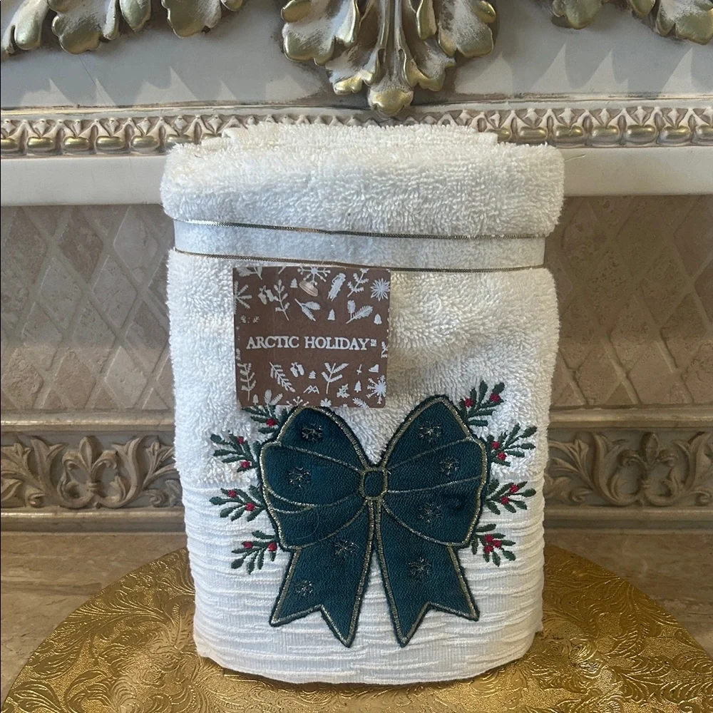 NWT Set of Two Festive Hand Towels with Green Bow Embroidery